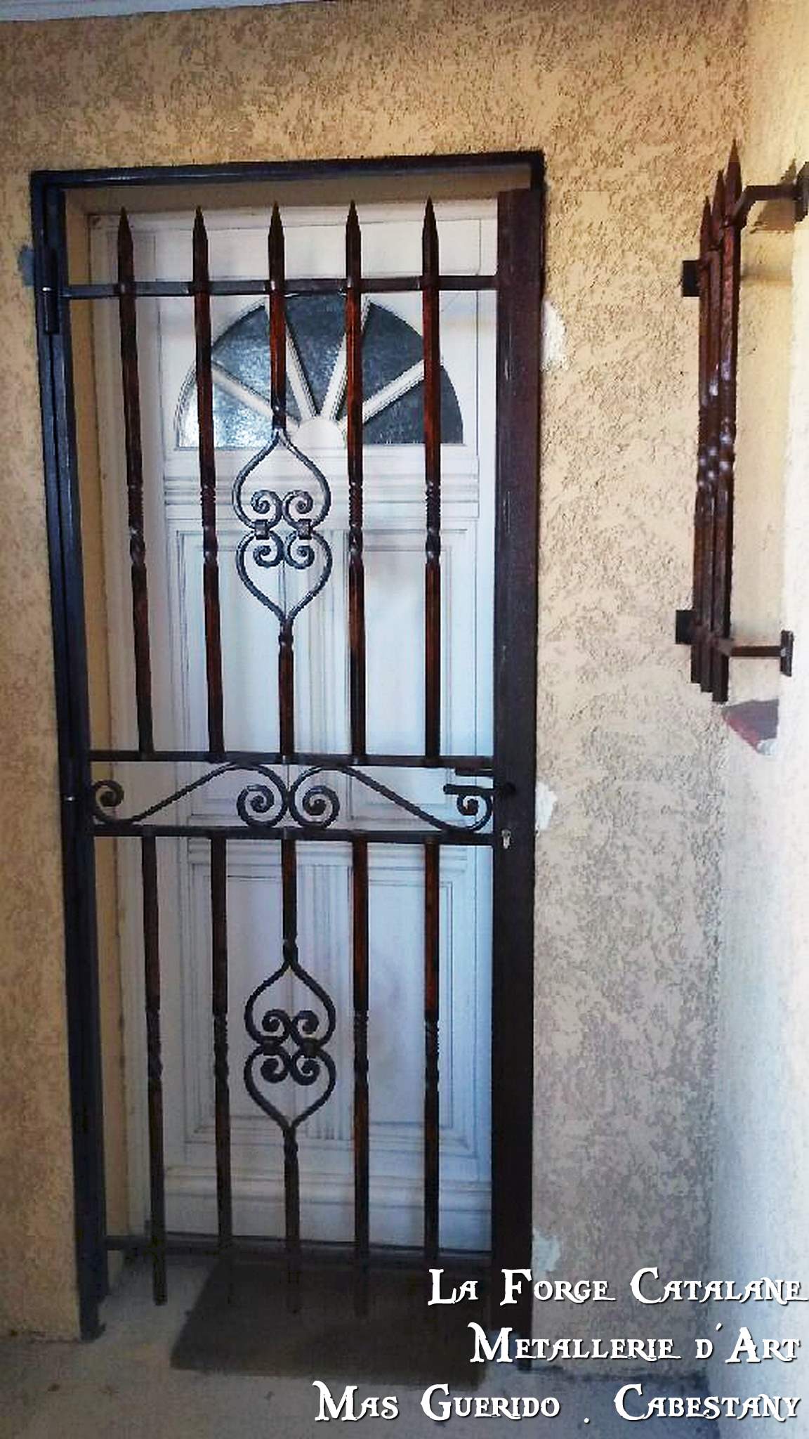 grille articulee barre trous renfles volute travail forge 2 forge catalane.jpg